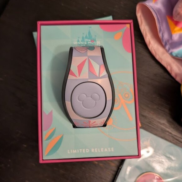 ⬇️PD⬇️DISNEY MINNIE MOUSE + Pin Set,Cup & Magic Band LIMITED RELEASE COLLECTIBLE - Picture 6 of 9